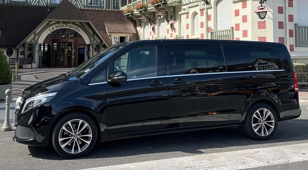 Luxurious 8-seater Mercedes V Class in Marseille